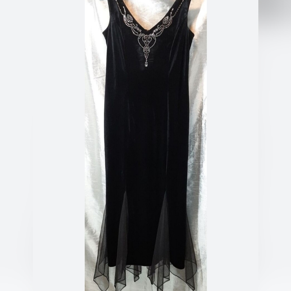 VINTAGE BLACK VELVET DRESS. Size 10 🦋